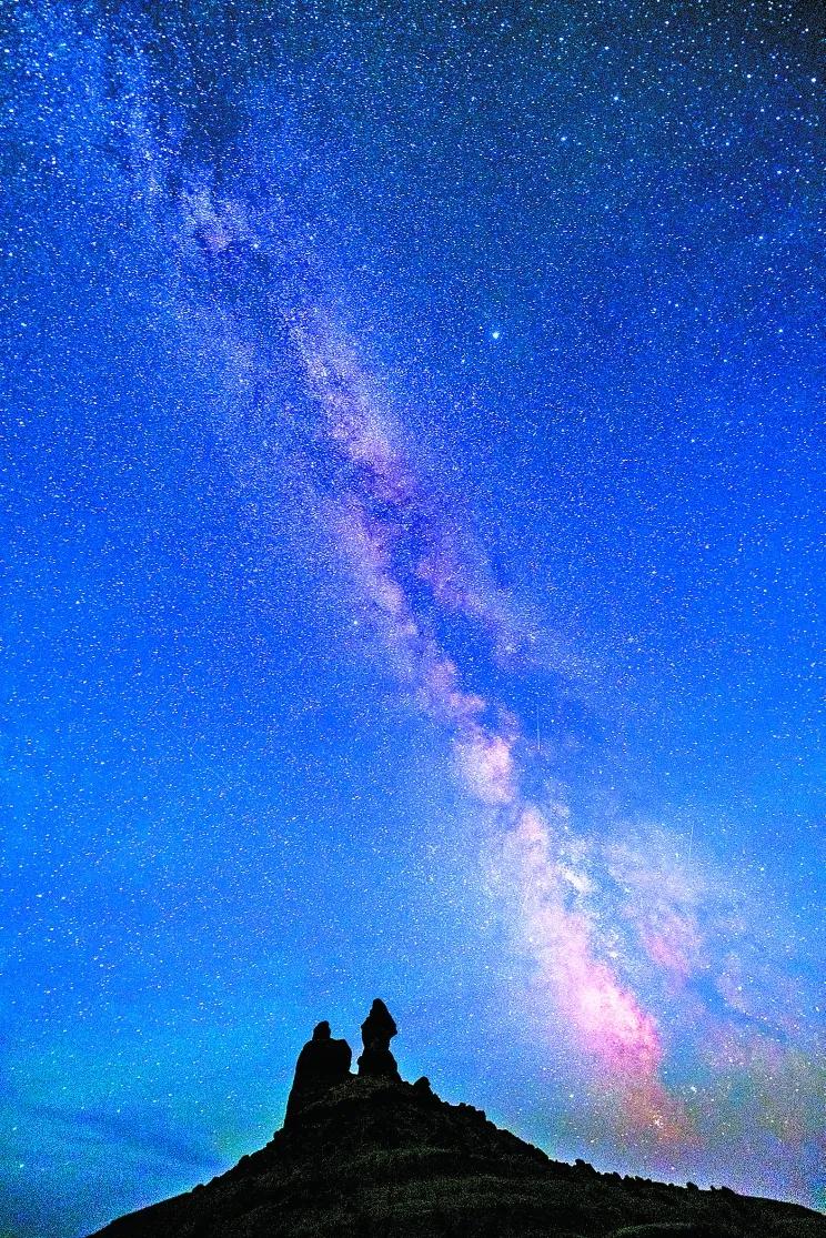 来*疆新**吧！这里的星空能满足你对浪漫的所有幻想……