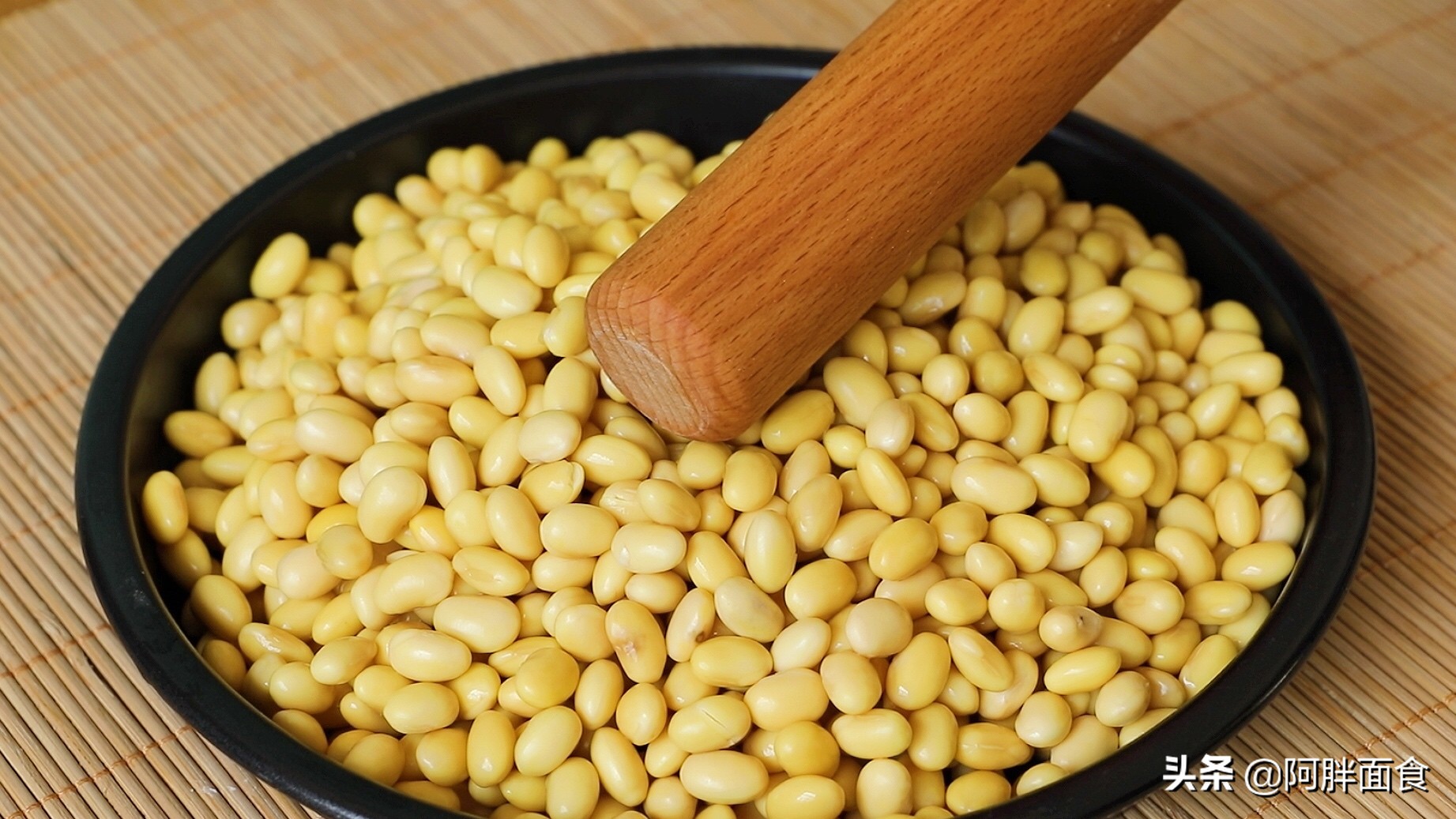 最简单的熬黄豆酱的做法,快速熬制黄豆酱的做法