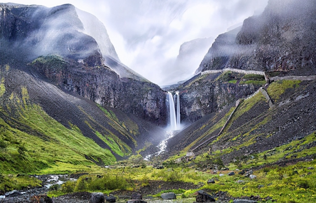 长白山天池海拔2189米，鱼无法游到这里，这些鱼哪来的？