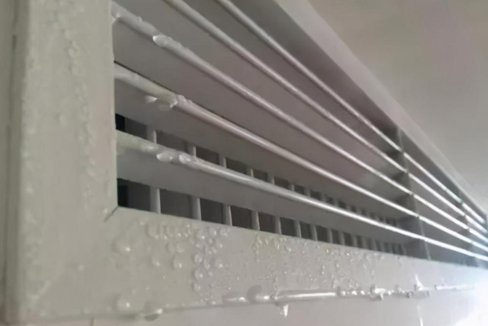 空调结露滴水,空调风口漏水必须马上关空调吗