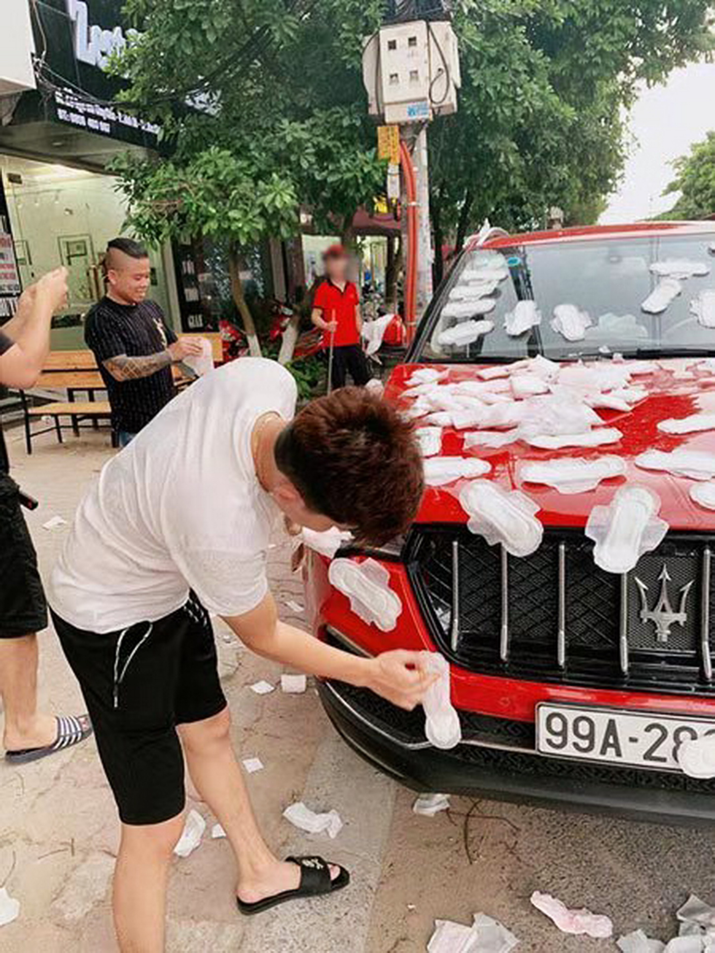 越南车主买茶路边乱停，回来懵了：“玛莎拉蒂”被贴满姨妈巾