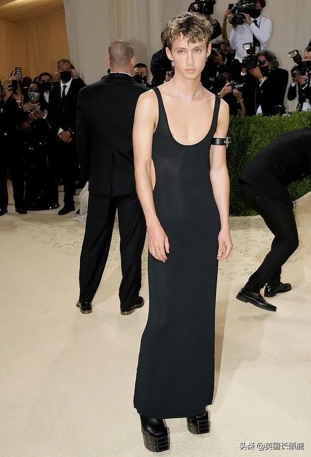 卡戴珊化身摄魂怪、碧梨赛白雪公主...今年METGALA妖魔鬼怪再出洞