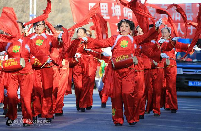 巴里坤：花馍锅盔黑走马，腰鼓声声响震天