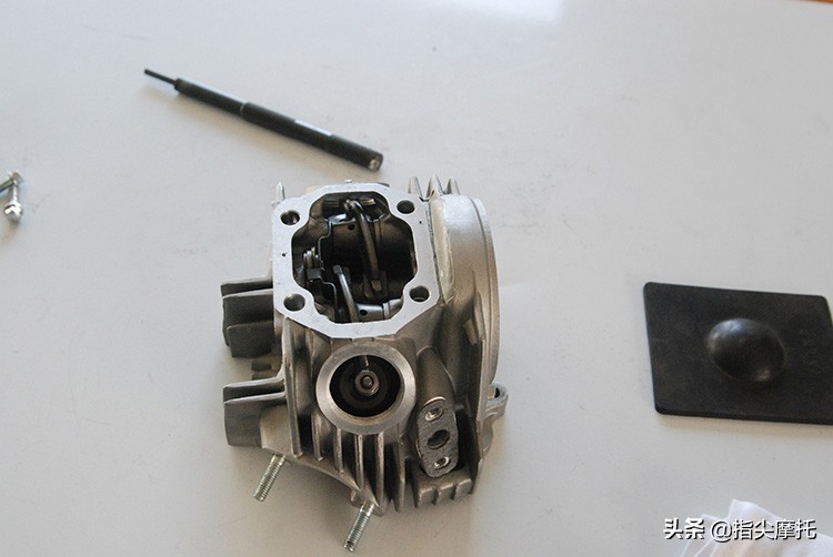 摩托车烧机油排气管冒烟怎么回事,摩托车烧机油冒白烟怎么办