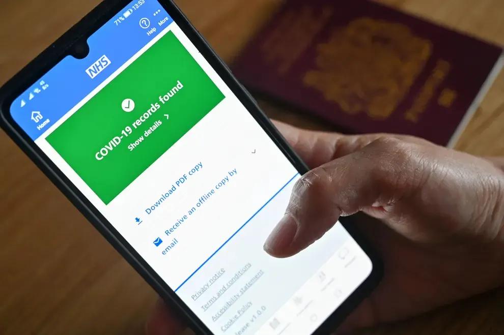 英国辉瑞疫苗第三针间隔三个月,英国疫情日增加人数