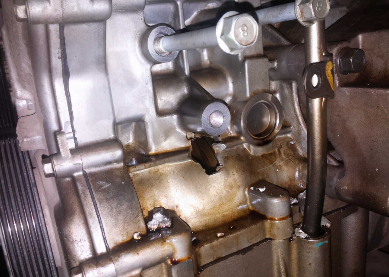 发动机突然爆缸的原因,发动机在什么情况下会爆缸