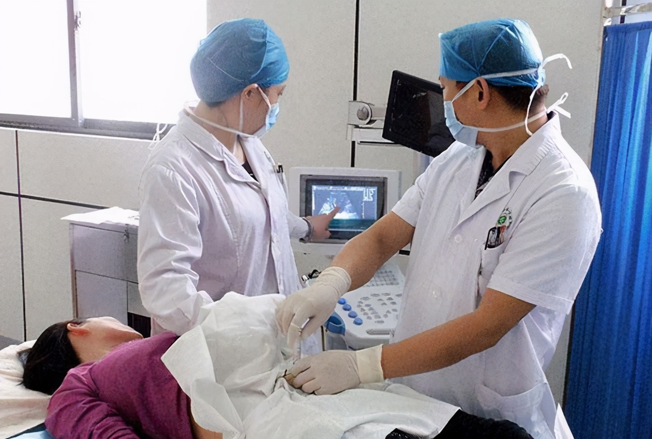 胎儿胎动一直踢肚子两侧,每次胎动都感觉在使劲踢