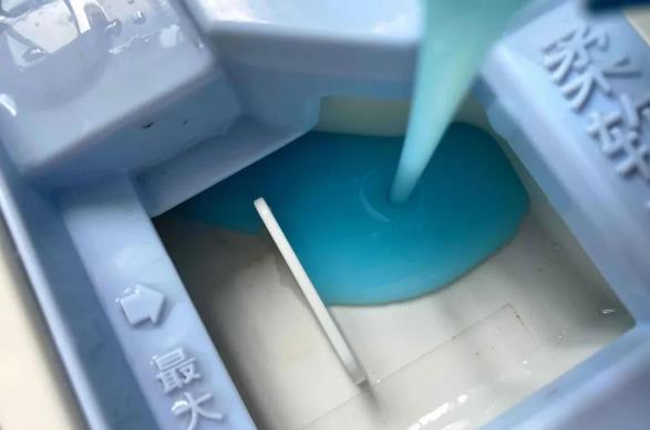 小便完用纸巾有纸屑残留怎么办,纸巾掉洗衣机里洗衣机怎么处理