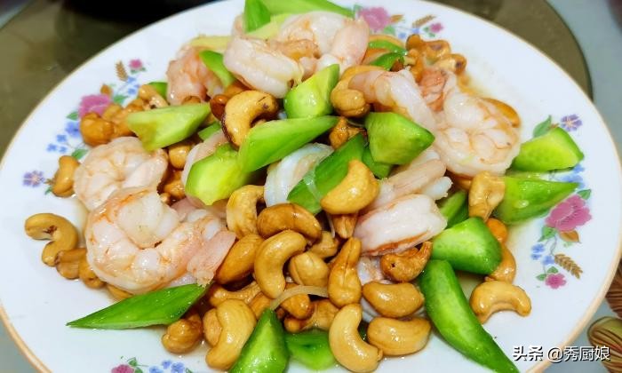 城里女婿帮丈母娘干活,农村女婿给丈母娘晒谷子