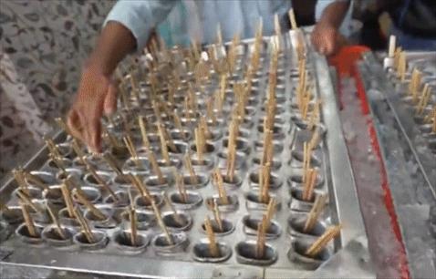 印度街头奇怪的不锈钢设备，看起来有点恶心，做的东西却卖疯了