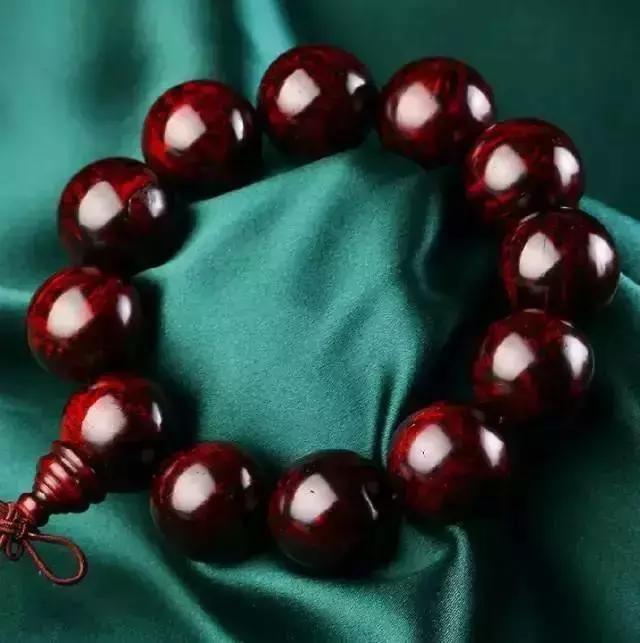 小叶紫檀和沉香手串哪个贵,沉香黄花梨小叶紫檀的手串多少钱