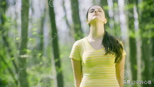 每次社交场合都很不自在,社交恐惧症脸红不自在怎么治疗