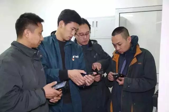 这个把自己”寄“到了人民大会堂的快递小哥，为啥”火“了？