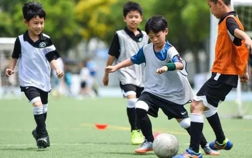 教孩子踢足球从哪些步骤开始教,为什么要学踢足球