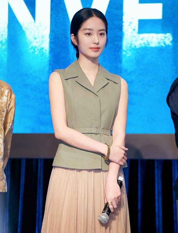 陈金飞杨采钰刘亦菲什么关系,刘亦菲陈金飞杨采钰真实关系揭秘