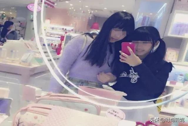 00后女孩“性感”自拍，妈妈发现后怒骂孩子不知羞，网友：太早熟