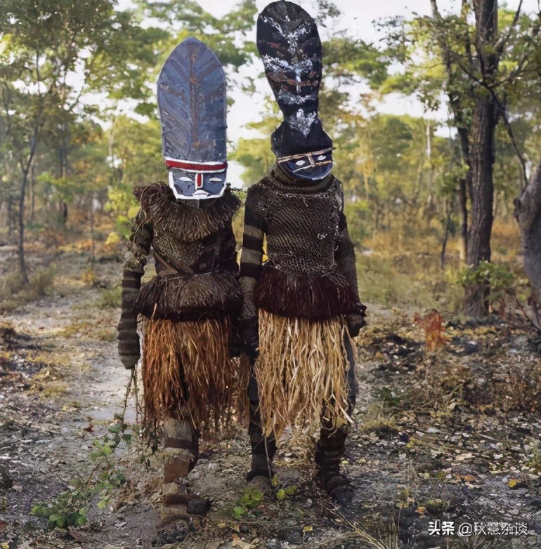 这或许是兄弟会、姐妹会的前生，“秘密盟社”，丛林学校的成人礼