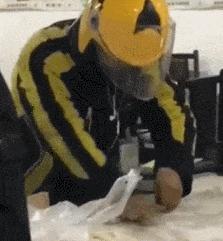 贵州美团小哥帮送酒打翻客户要5倍赔偿，我国易碎运输行业的辛酸