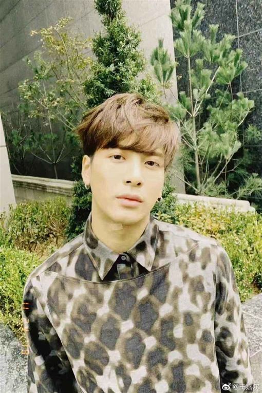 粉丝被砸爱豆反应,王嘉尔下台带粉丝上台蹦迪