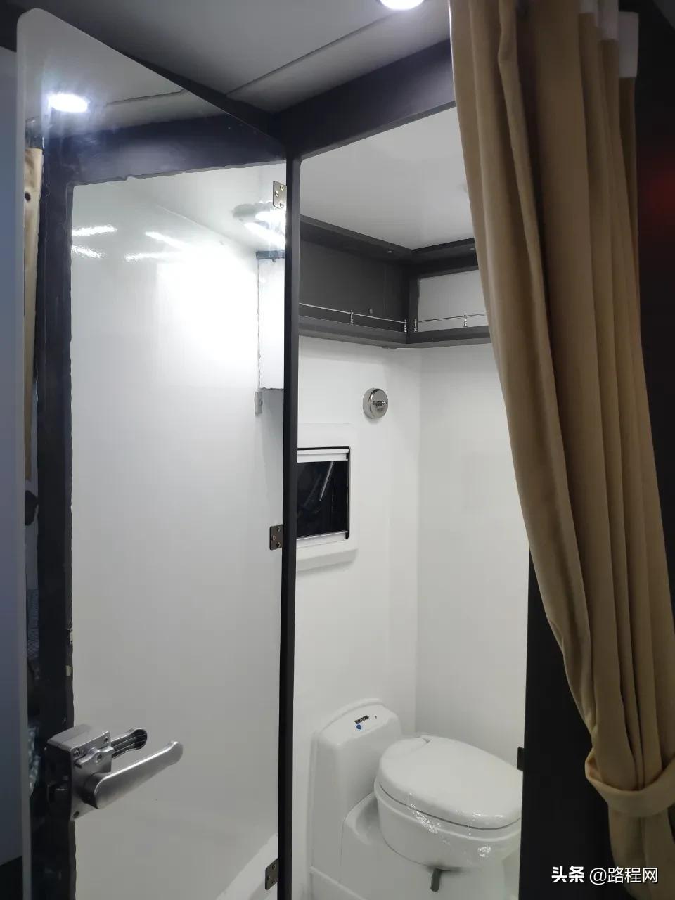 华居江铃轻卡房车,江铃700匹轻卡房车