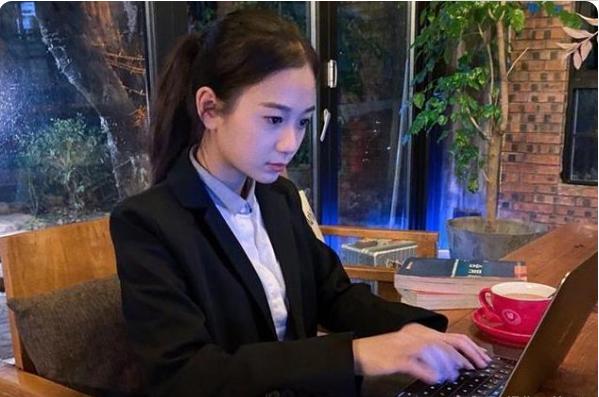 广东美女13岁做服务员，17岁创业，23岁全款买7套房，是真的吗？
