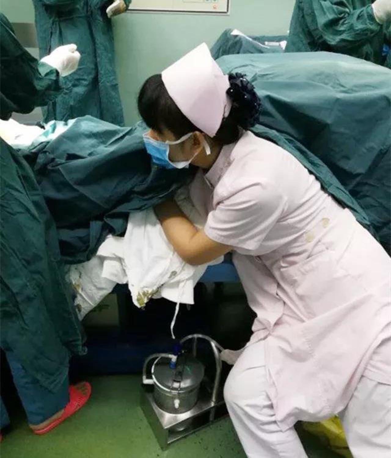 孕妈突然脐带脱垂，胎儿险些缺氧而亡，医生：孕妇平时要关注这4点