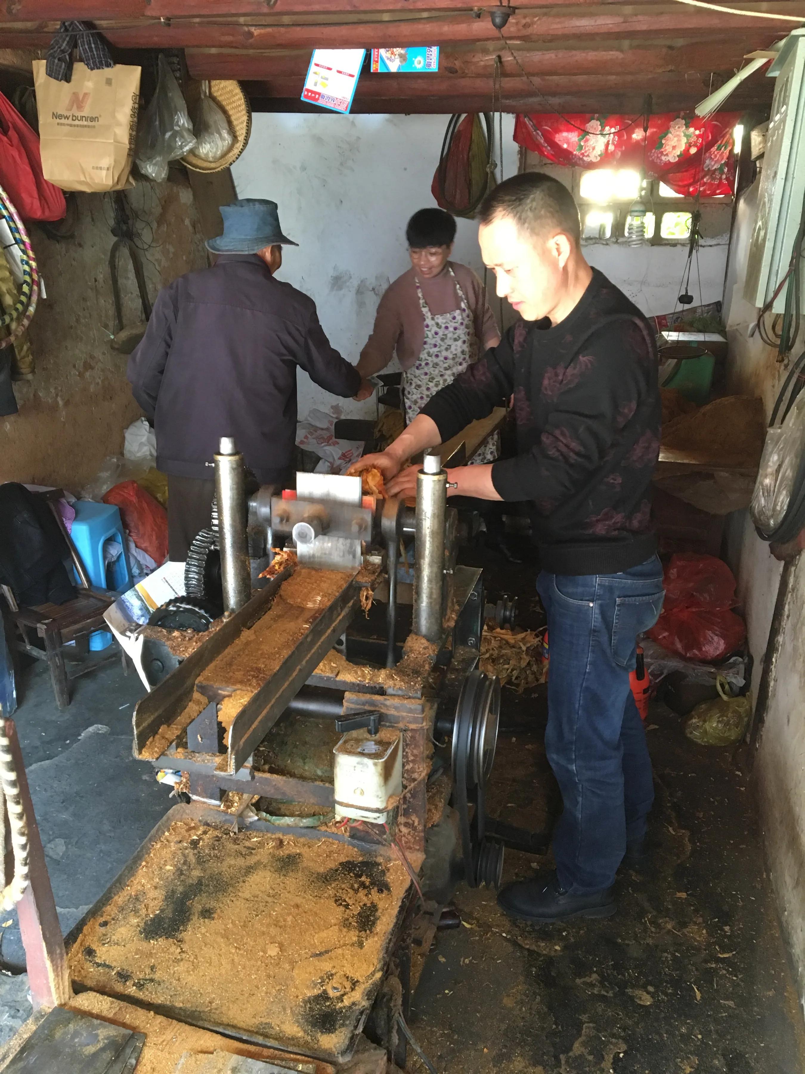 云南人抽烟,云南人抽烟方式