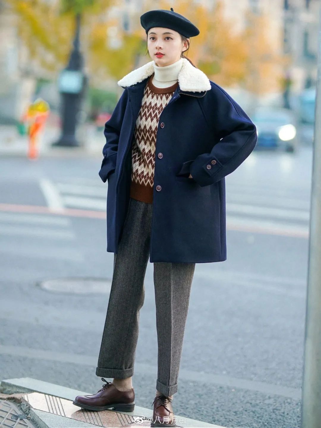 早春外套穿搭学生党甜酷,大衣卫衣短裙靴子