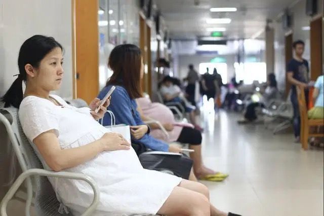 产科医生孕妇快生了,孕妇有这4种情况通常不建议顺产