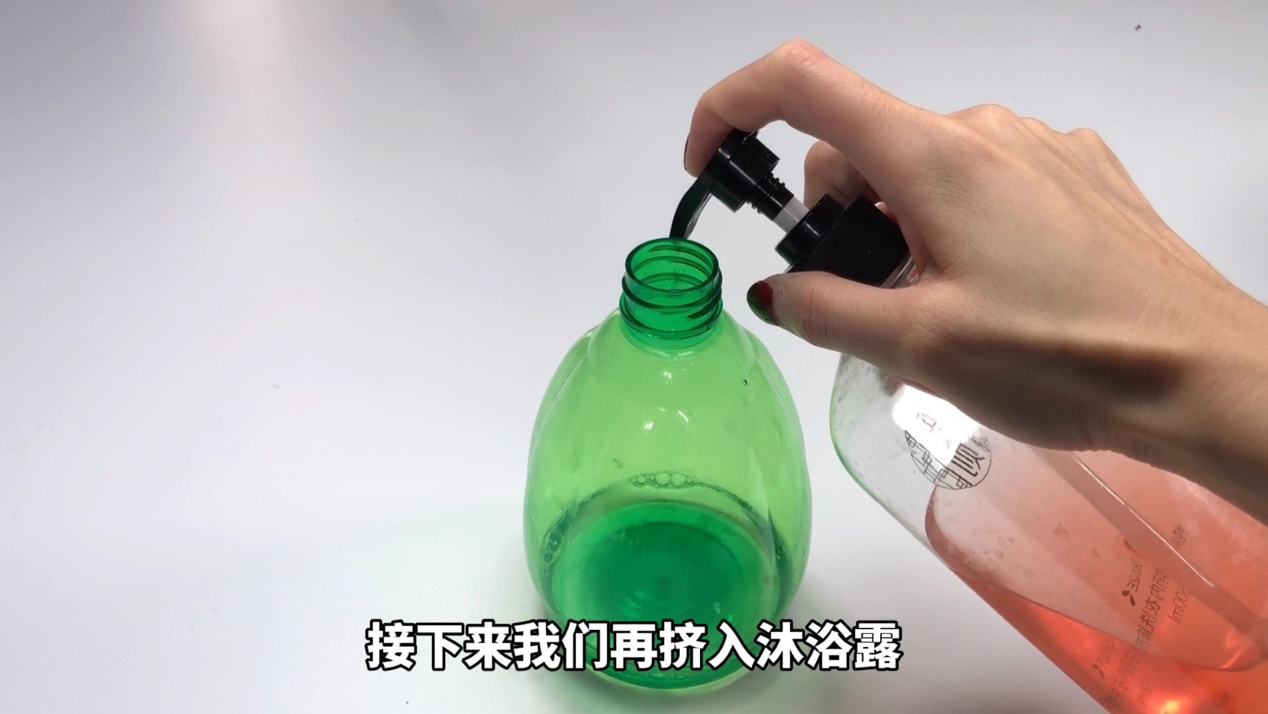 羽绒服不用水怎么干洗视频,羽绒服不要干洗教你自己在家洗