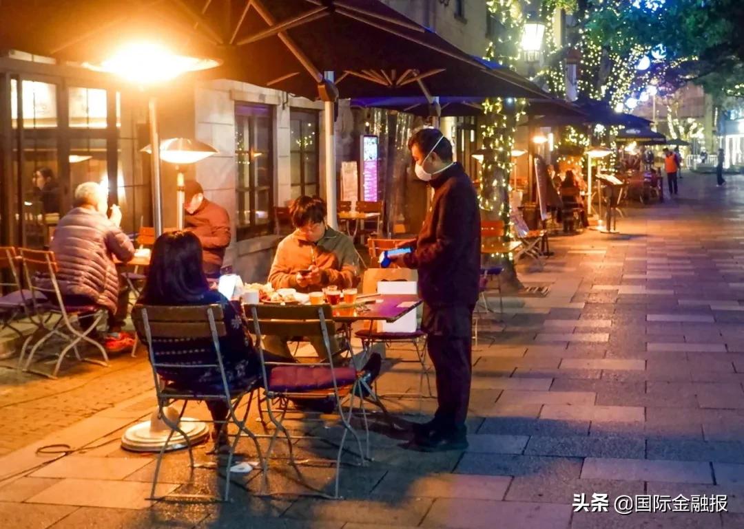 记者视察｜上海餐饮业陆续恢复堂食：神器“隔桌牌”上线，网红店开始等位……