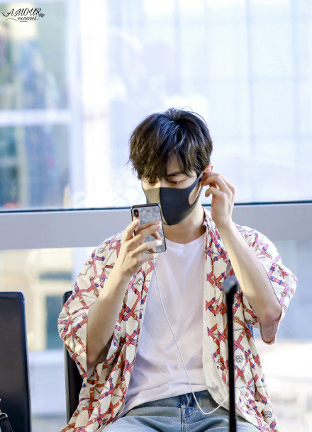 肖战西装露腹肌照片高清,肖战上半身露出腹肌图