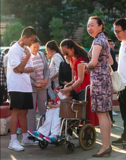 即使因非典而被限制在轮椅上，女孩仍热爱生活，以607分考入川外