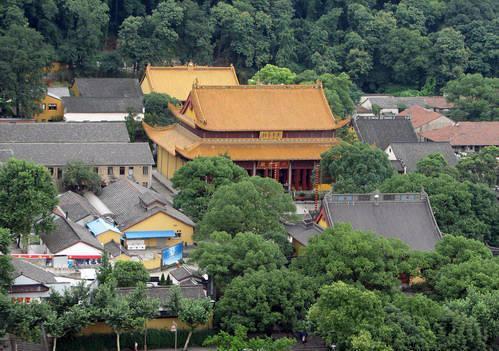 西湖畔有个古寺，井底藏千年神木，是济公施法术运来的