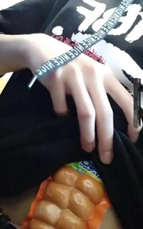 今天过来按脚，恰巧碰见了前女友，我该怎么化解尴尬呢？哈哈哈