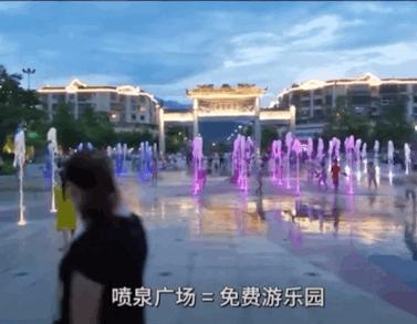 男孩喝碳酸饮料瓶爆炸,一小孩被喷泉水柱冲起