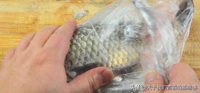 怎么用菜刀刮鱼鳞,用刀除鱼鳞