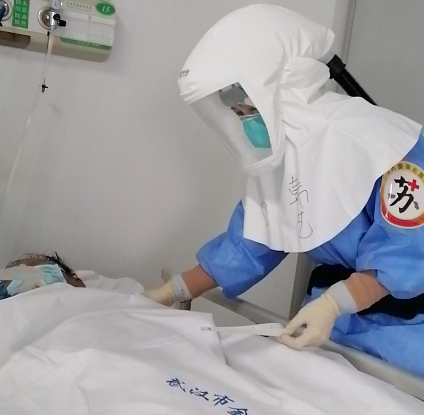 跪床抢救,跪在床上抢救病人视频