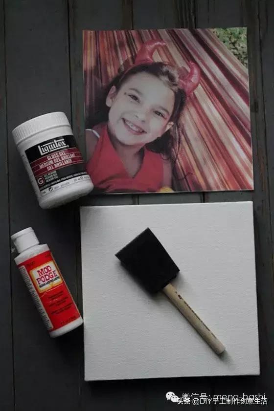 她将照片反扣在木板上之后，只做了这几步，结果大家都来效仿她