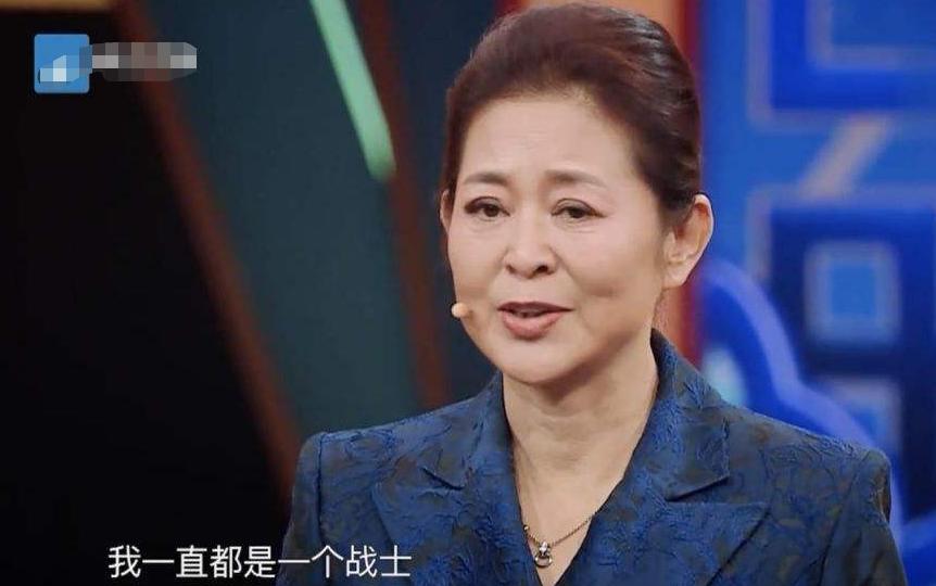 61岁倪萍暴瘦！走路踉跄获朱迅搀扶，身体态势惹网友担忧