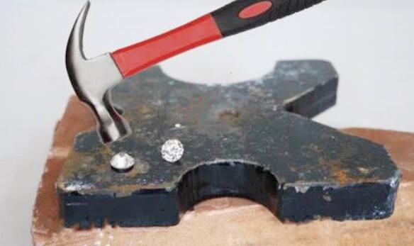 钻石为什么能被石头砸碎,钻石为什么容易碎