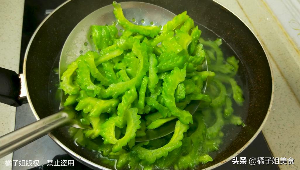 自从学会苦瓜这做法，老公天天往家买苦瓜，5分钟上桌，美味降火