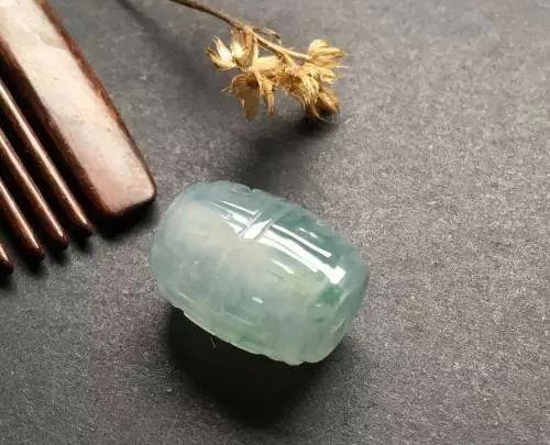 佩戴翡翠有什么气质,翡翠路路通戴在身上的效果