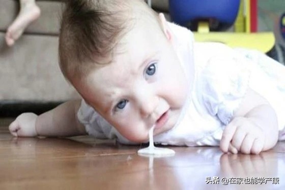 宝宝吐奶有奶瓣怎么回事,吐奶豆腐渣奶瓣的区别