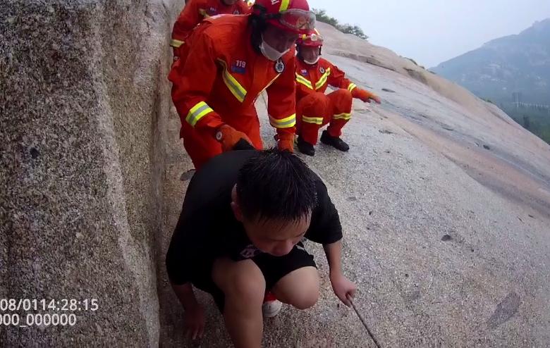 男子登山摔伤昏迷防火员爬山营救,男子中暑晕倒在大山里防火员营救