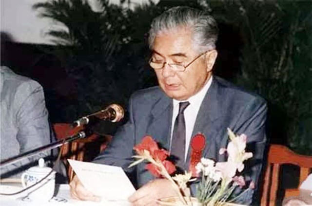 荣毅仁相伴70年的妻子，亲自为丈夫擦皮鞋，96去世与丈夫共葬