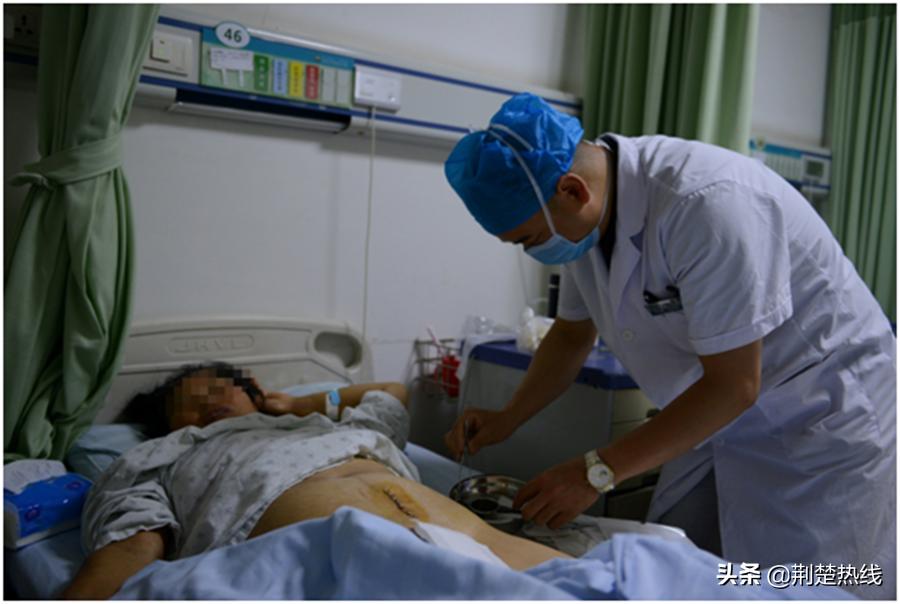 女子意外从三楼摔下受伤,湖北女子意外高空坠落