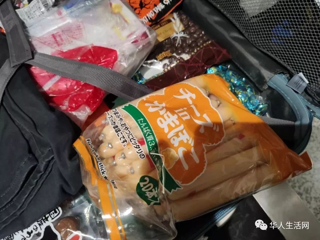 回国在机场被一群人盯上,回国时被海关盘问检查行李