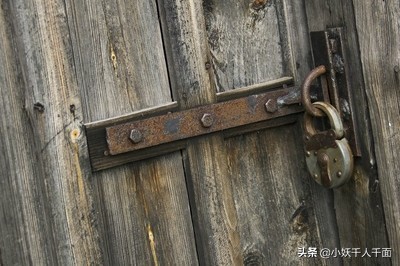 小孩偷枣被卡住,带孩子去自己家偷枣吃