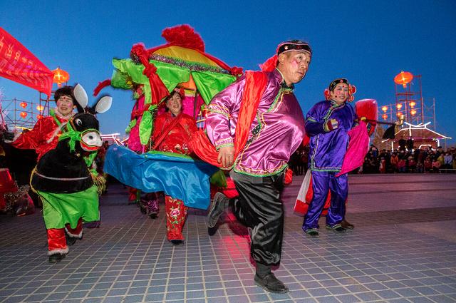 巴里坤：花馍锅盔黑走马，腰鼓声声响震天